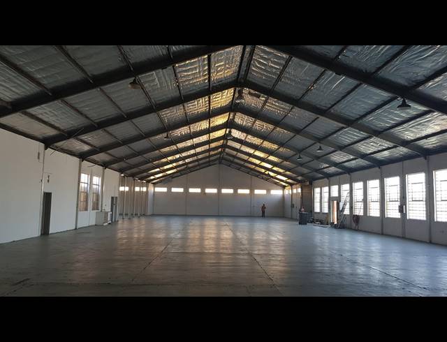 1,350M² FACTORY TO LET IN TRIANGLE FARM
